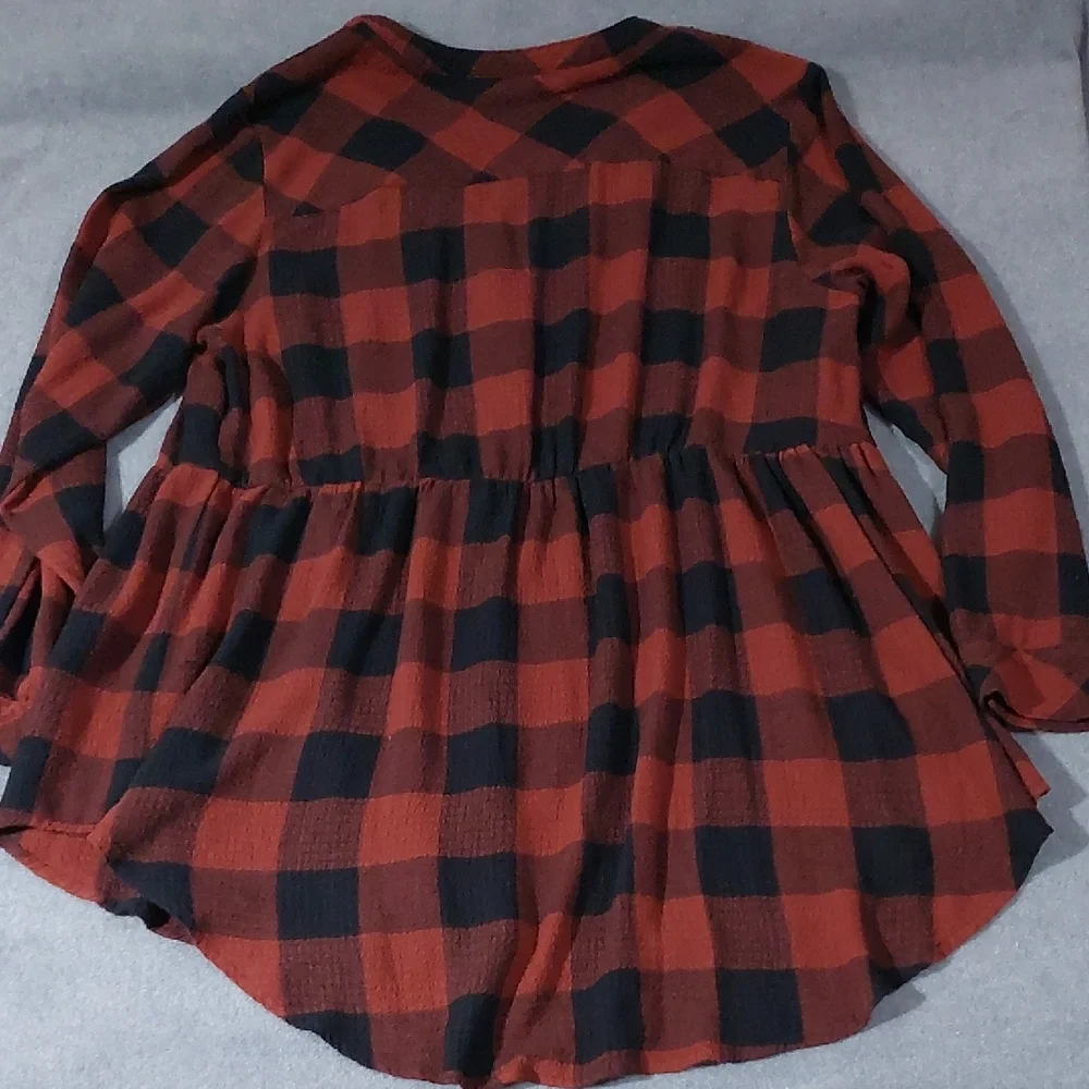 Torrid Red & Black Buffalo Plaid Button Down Tunic - Size 2 - Picture 4 of 7